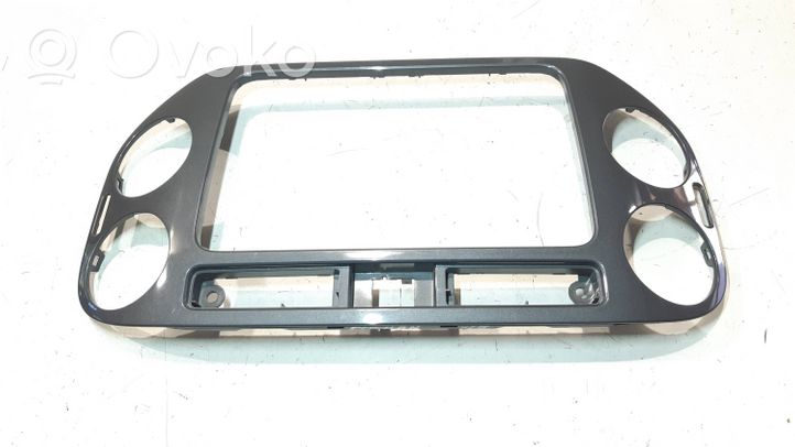 Volkswagen Tiguan Radiouztvērēja / navigācija dekoratīvā apdare 5N0858071E