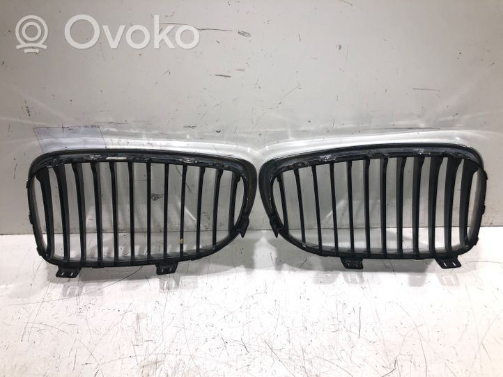 BMW 1 E81 E87 Grill / Wlot powietrza błotnika przedniego 22405910