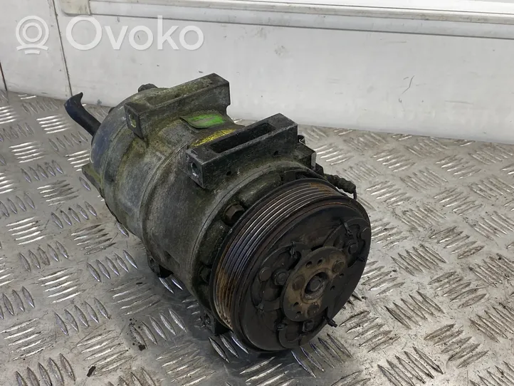 Volvo V70 Ilmastointilaitteen kompressorin pumppu (A/C) 860889
