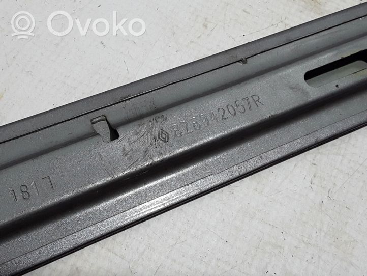 Renault Trafic III (X82) Sliding door trim (molding) 828942057R