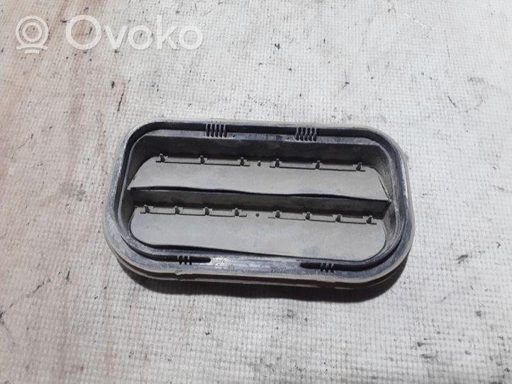 Volkswagen Caddy Grille d'aile 7L0819181