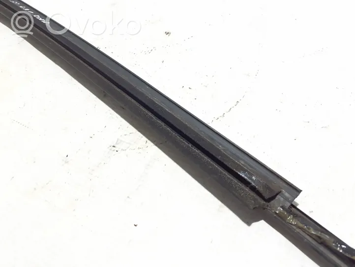 Mazda CX-3 Rivestimento modanatura del vetro della portiera anteriore D10E50640