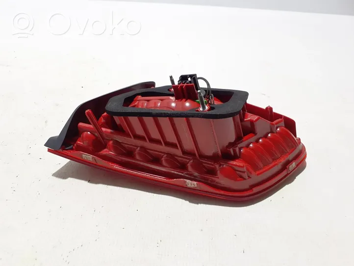 Volkswagen Touareg II Lampy tylnej klapy bagażnika 7P6945307