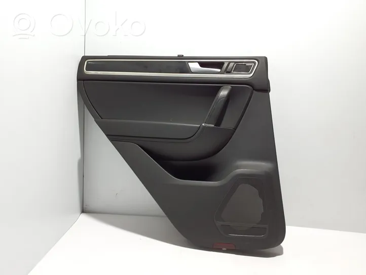 Volkswagen Touareg II Rivestimento del pannello della portiera posteriore 7P6867211