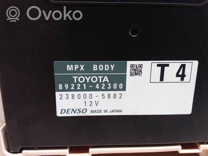 Toyota RAV 4 (XA40) Saugiklių blokas 8273042811