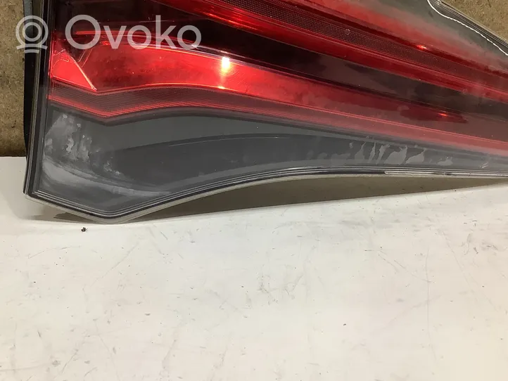 Toyota RAV 4 (XA40) Lampy tylnej klapy bagażnika 8159042031