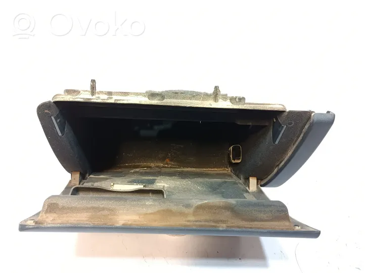 Audi A4 S4 B8 8K Panelės stalčiuko/lentinėlės paklotėlis 