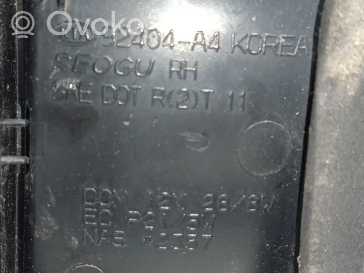 KIA Carens III Lampy tylnej klapy bagażnika 92404A4010