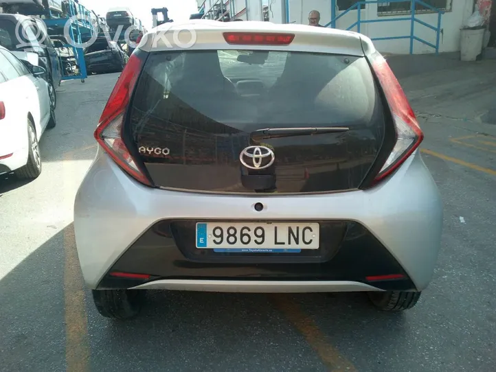 Toyota Aygo AB40 Boczki / Poszycie drzwi tylnych 676400H040B0