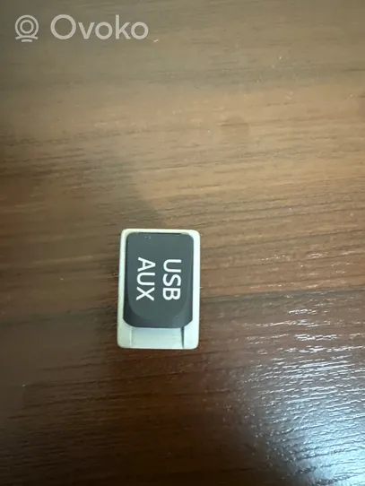 Lexus RX 330 - 350 - 400H USB-pistokeliitin 8619048050