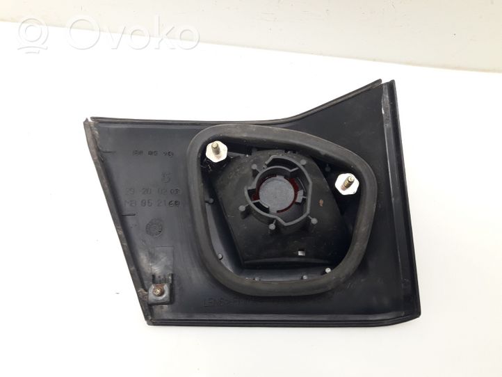 Mitsubishi Carisma Takaluukun takavalot MB952168