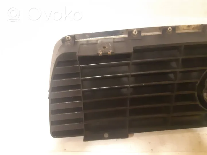 Audi V8 Etupuskurin ylempi jäähdytinsäleikkö 441853655C