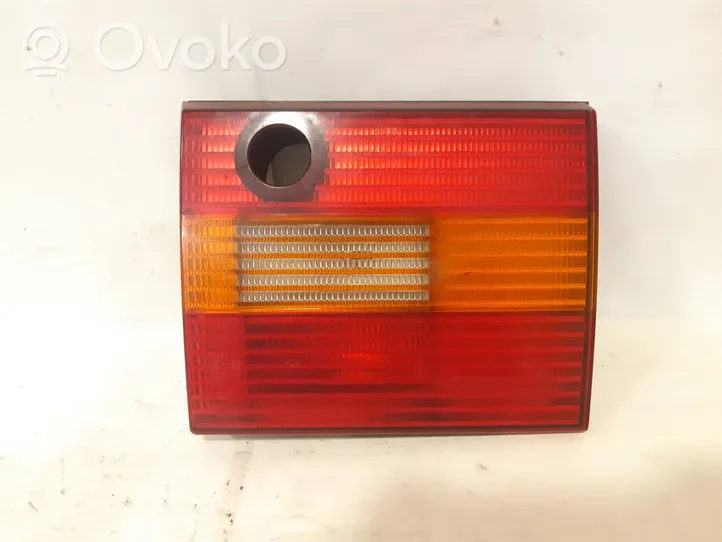 Volkswagen PASSAT B4 Lampy tylnej klapy bagażnika 3A9945108