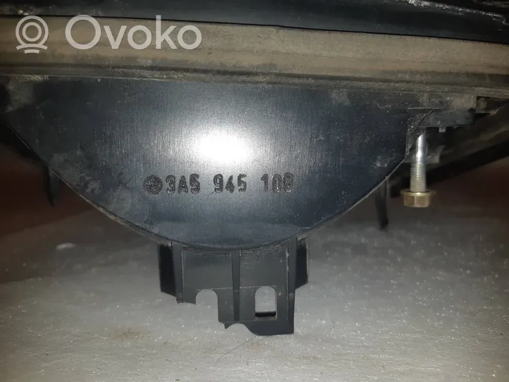 Volkswagen PASSAT B4 Lampy tylnej klapy bagażnika 3A5945108