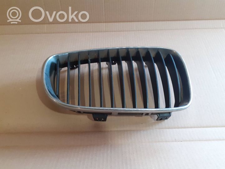 BMW 1 E81 E87 Grille calandre supérieure de pare-chocs avant 51137166440