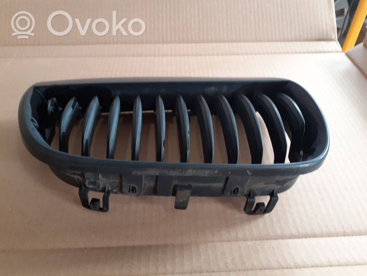 BMW 1 E81 E87 Grille calandre supérieure de pare-chocs avant 