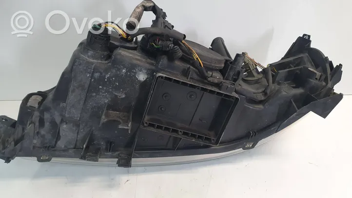 Volvo V70 Lampa przednia 30698836