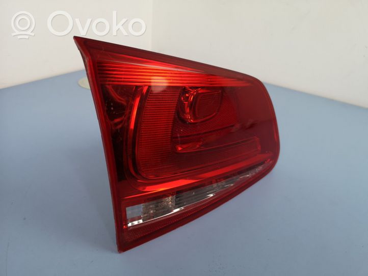 Volkswagen Touareg II Lampy tylnej klapy bagażnika 7P6945093A