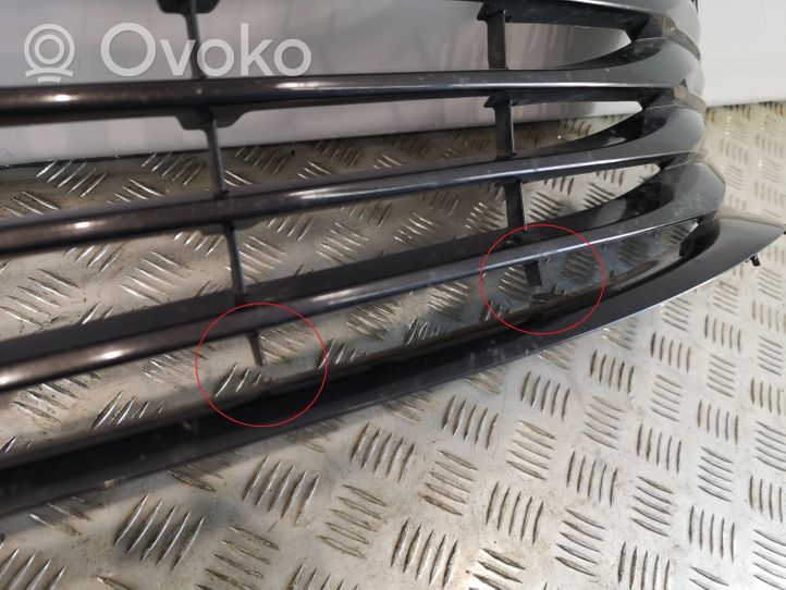 Toyota Camry VIII XV70  Rejilla inferior del parachoques delantero 5310233220