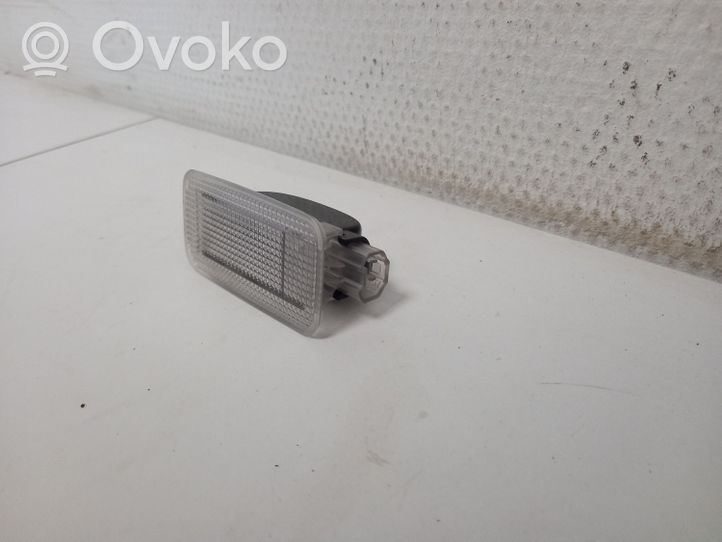 Toyota Auris 150 Éclairage intérieur porte avant 8124005041