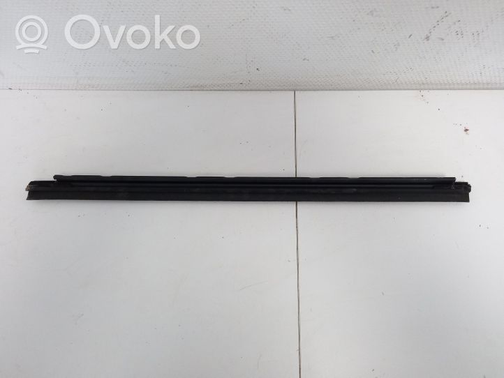 Toyota Auris 150 Takaoven ikkunalasin kumitiiviste 6817302120