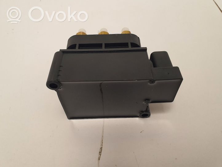 Volkswagen Touareg II Blocco valvola della sospensione pneumatica 7L0698014