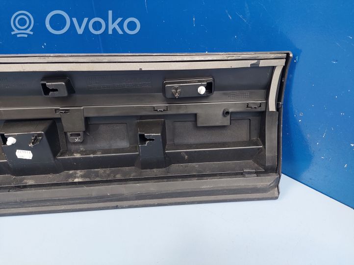 Audi Q7 4M Takaoven lista (muoto) 4M0853969B