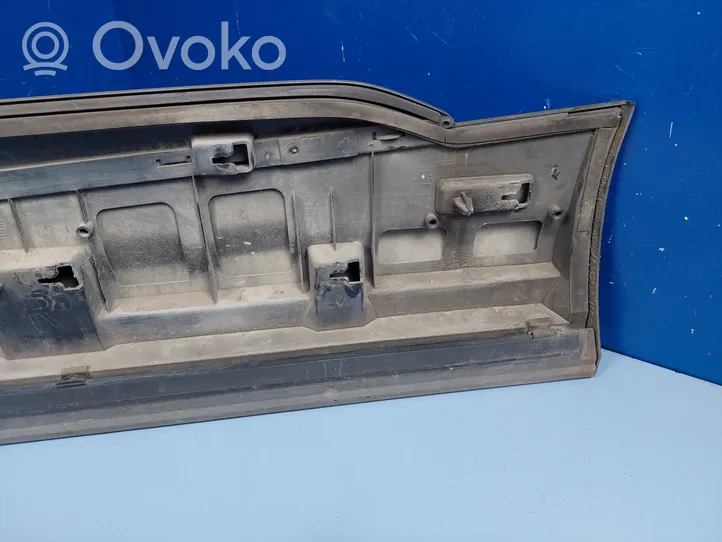 Audi Q7 4M Takaoven lista (muoto) 4M0853970F