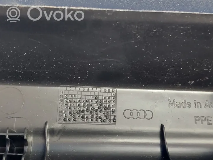 Audi Q7 4M Poszycie / Tapicerka tylnej klapy bagażnika 4M0867608