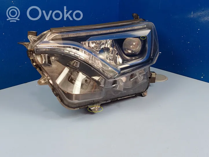 Toyota RAV 4 (XA40) Lampa przednia 8118542680