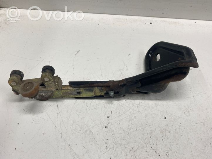 Mercedes-Benz Vito Viano W638 Charnière inférieure de porte arrière A6387601047