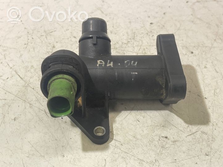 Audi A4 S4 B5 8D Alloggiamento termostato 058121133B