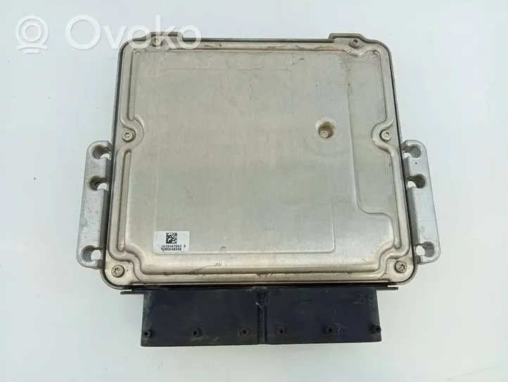 KIA Carens III Calculateur moteur ECU 391712A545