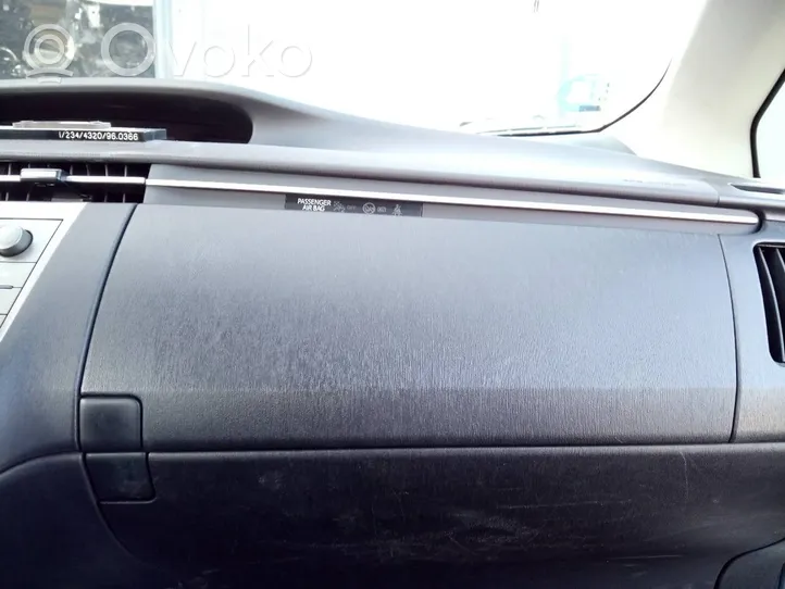 Toyota Prius (XW50) Glove box 