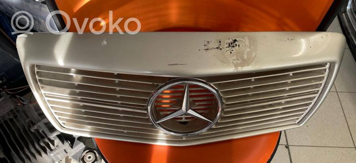 Mercedes-Benz 190 W201 Atrapa chłodnicy / Grill A2018800583