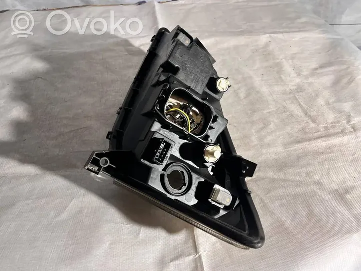 Toyota Corolla E120 E130 Phare frontale 8111002150