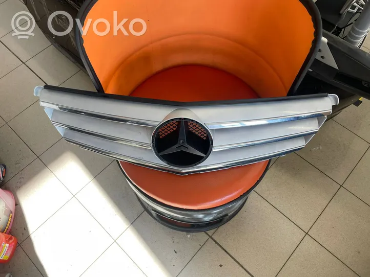 Mercedes-Benz C W204 Maskownica / Grill / Atrapa górna chłodnicy A2048801923