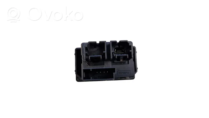 Ford Ranger USB-pistokeliitin HC3T14F014