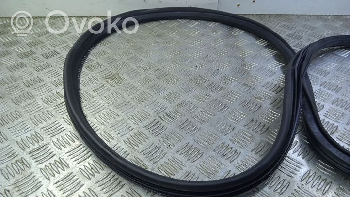 Saab 9-3 Ver2 Gumowa uszczelka drzwi przednich 476387035