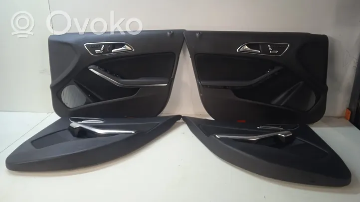 Mercedes-Benz GLA W156 Set di rivestimento del pannello della portiera A3003517300