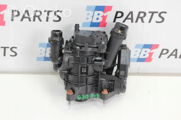 BMW 5 G30 G31 Alloggiamento termostato 8642560