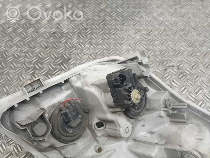 Toyota Corolla Verso E121 Lampa przednia 