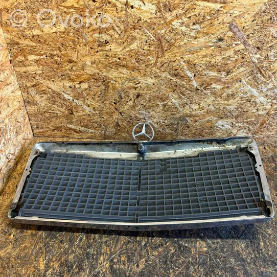 Mercedes-Benz E W124 Atrapa chłodnicy / Grill 1248880223