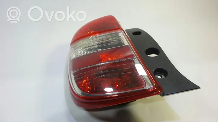 Nissan Micra Lampy tylnej klapy bagażnika 