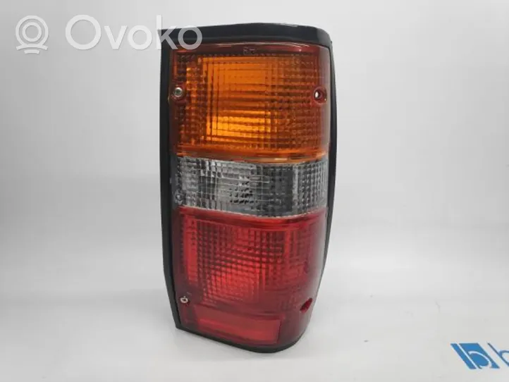 Mitsubishi L200 Lampy tylnej klapy bagażnika 