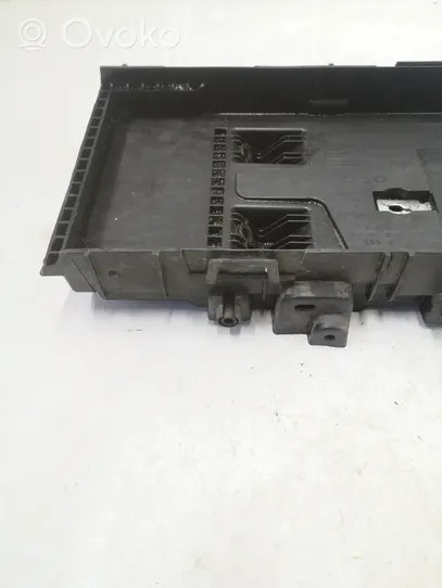 Ford Fusion II Boîte de batterie DG9310723