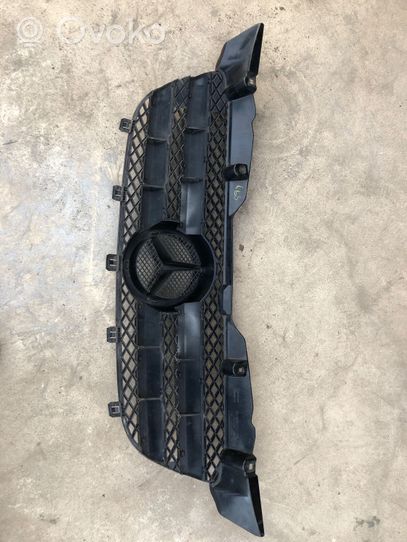 Mercedes-Benz Sprinter W906 Rejilla superior del radiador del parachoques delantero 