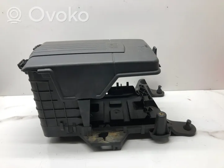 Volkswagen PASSAT B6 Support boîte de batterie 1K0915333C