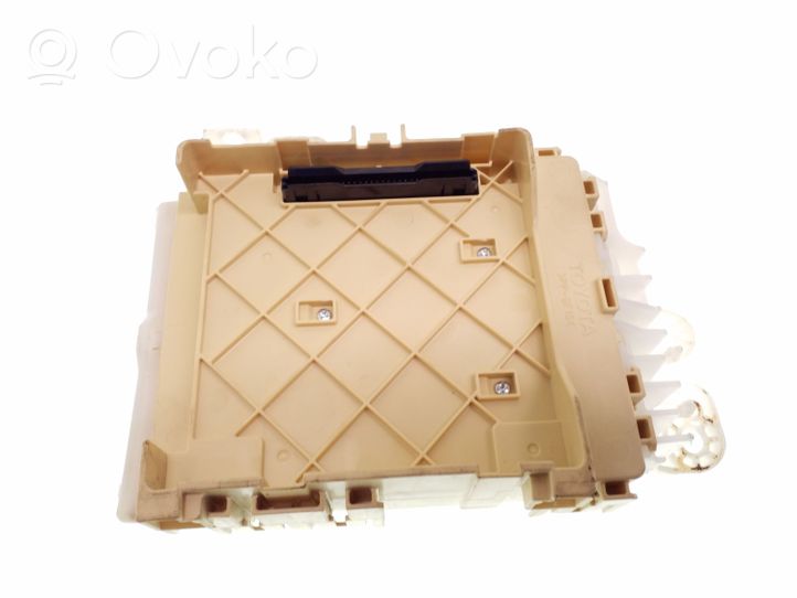 Toyota Auris E180 Module de fusibles 63586756