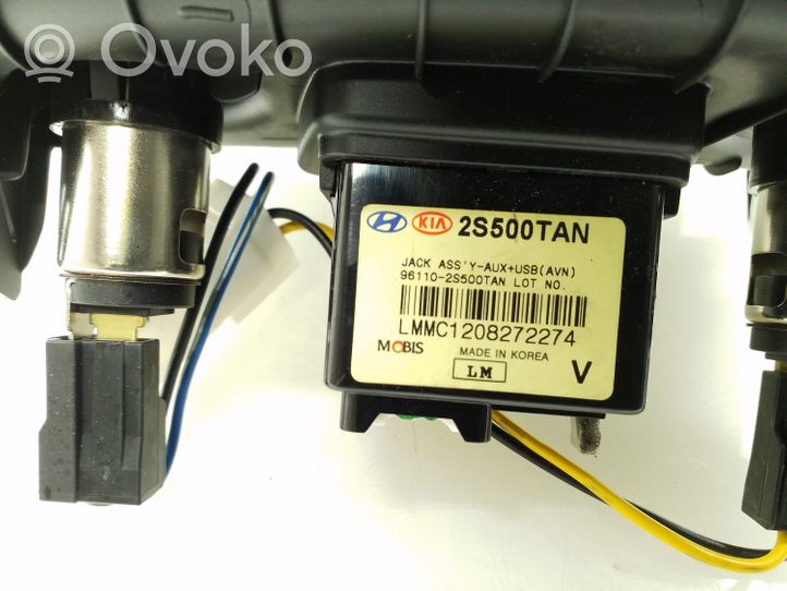 Hyundai ix35 Connettore plug in AUX 961102S500TAN